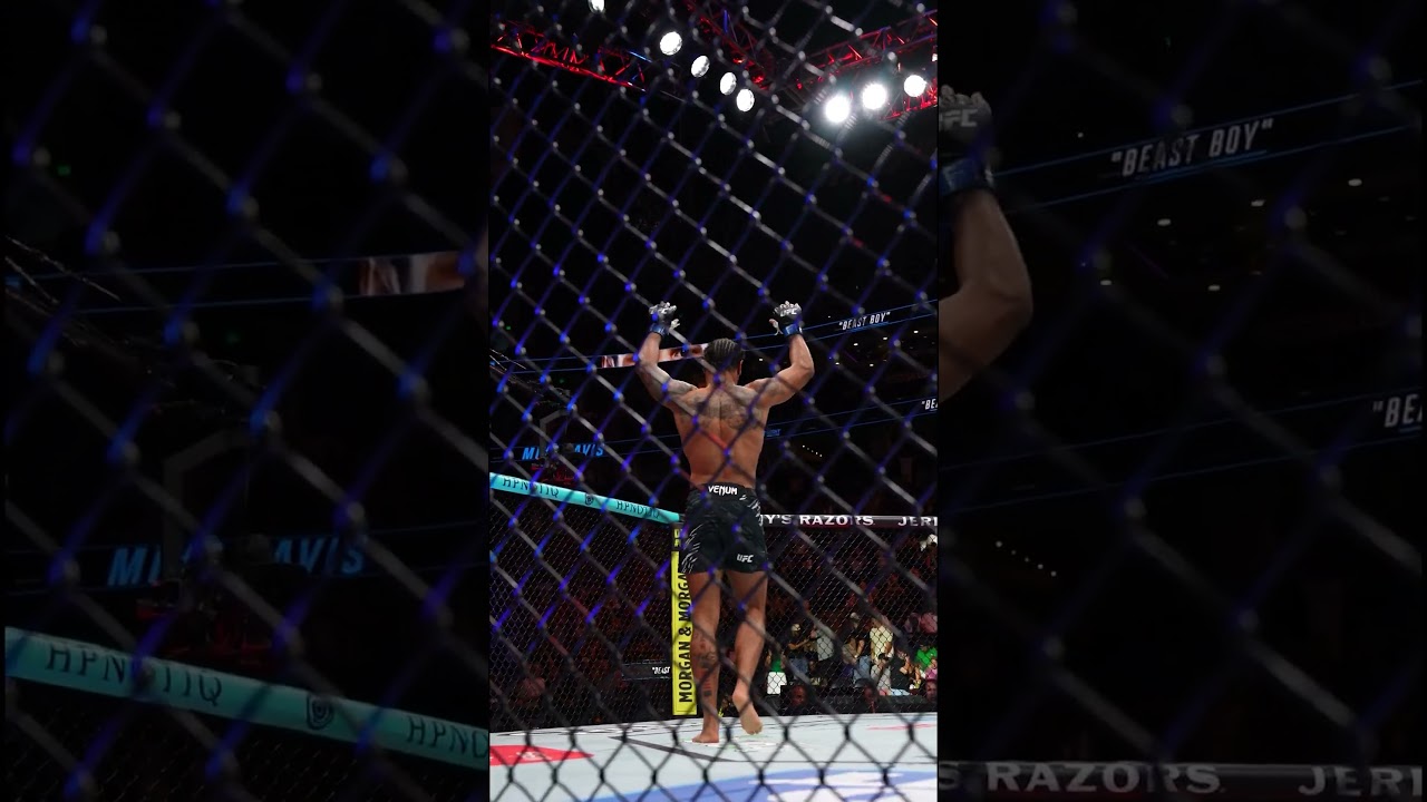 Mike Davis is back in the win column! 🙌 #ufcnashville