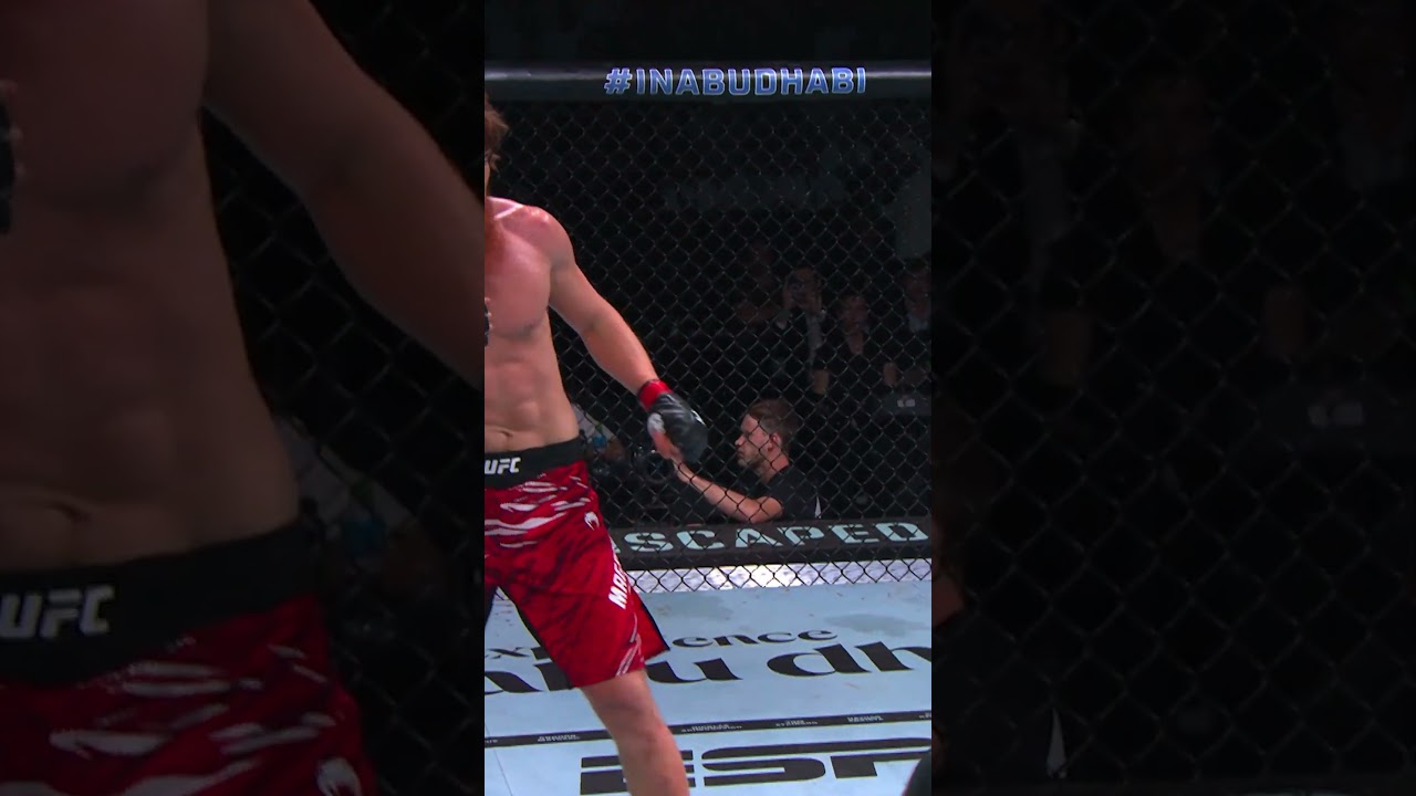 This double spinning back fist was INSANE!! 🤯 #ufcabudhabi