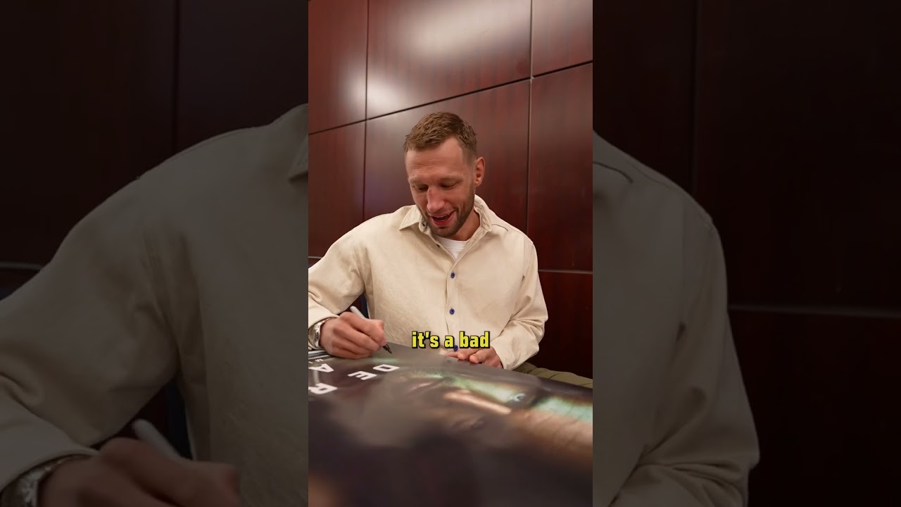 Reinier de Ridder checking in ✍️ #UFCVancouver