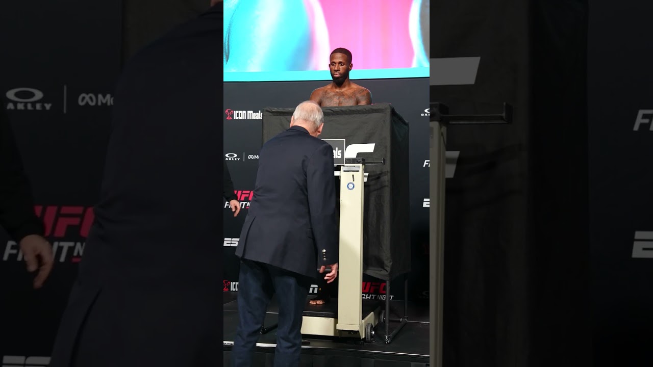 Who y'all got winning this fight? 🤔 #ufcvegas111